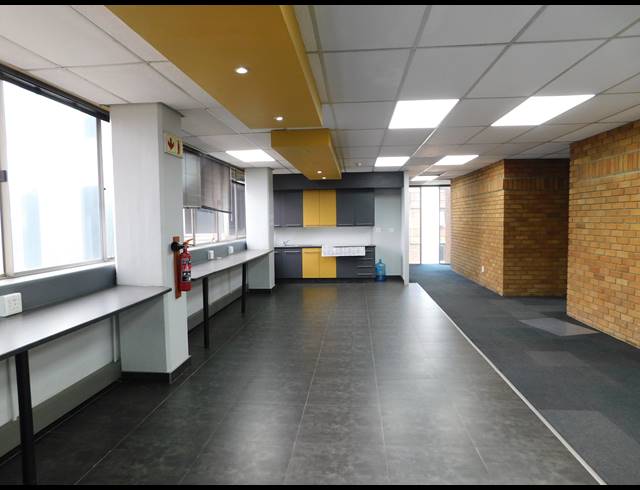 7,200M² OFFICE TO LET IN FERNDALE